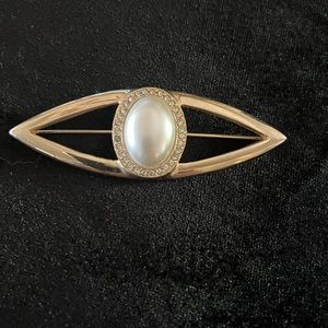 Vintage Victorian Gold Tone Brooch with Pearl like center.